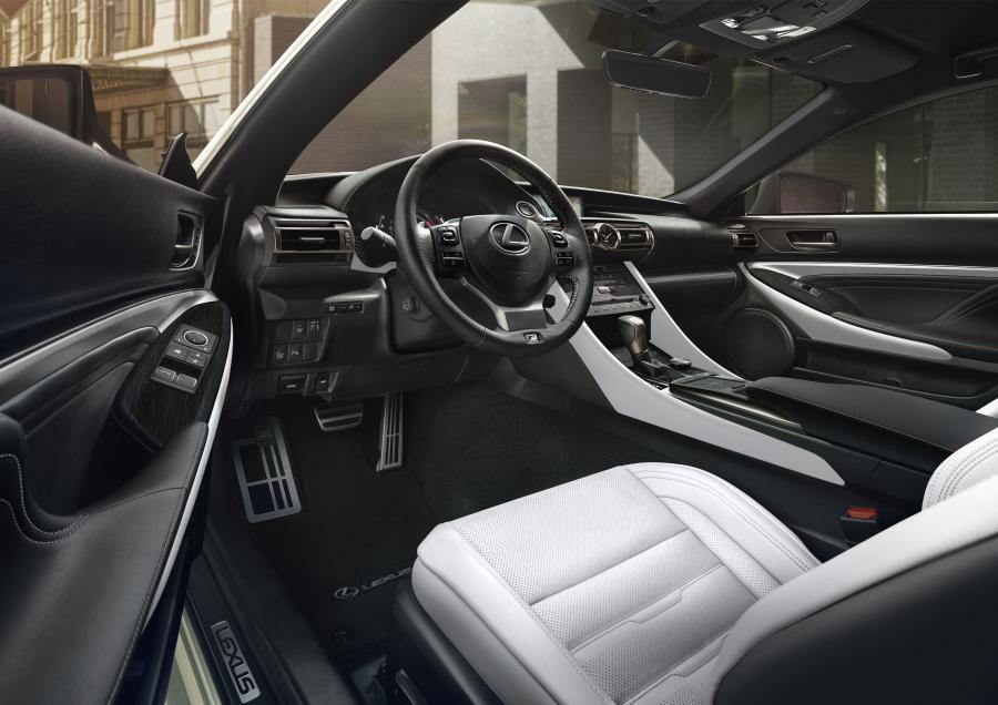 Интерьер Lexus RC350 F-Sport 2018 года  (NA) (фото 10 из 13)